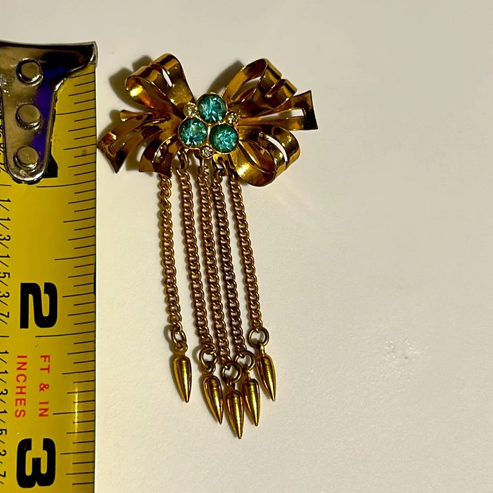Vintage Coro gold tone bow with rhinestone center and hanging chains (679)